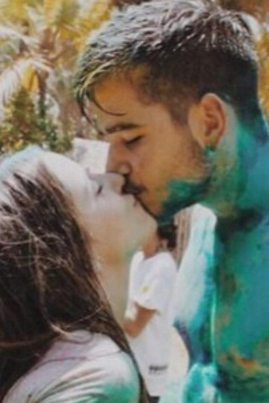 Camilo y Evaluna Montaner besándose