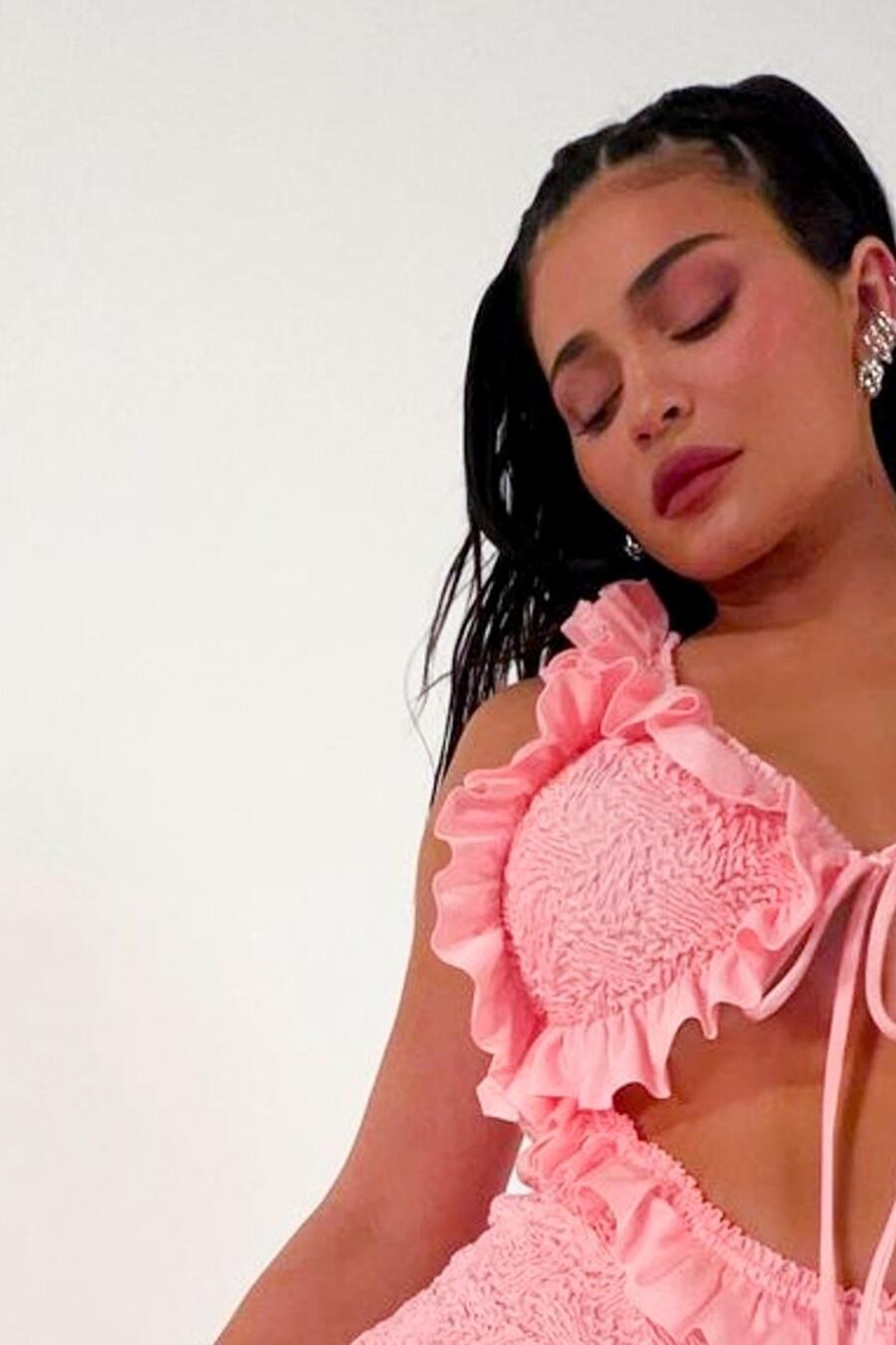 Kylie Jenner luce un conjunto rosa con decoraciones
