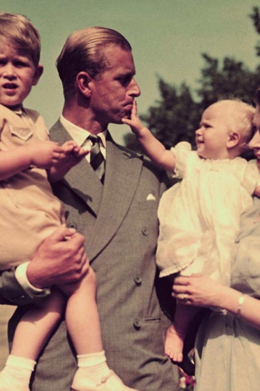 La reina Isabel II con su esposo Phillip e hijos en 1951