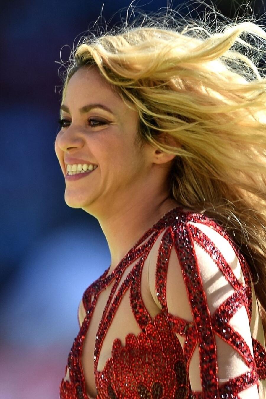 La cantante Shakira sonríe en una presentación en vivo. 