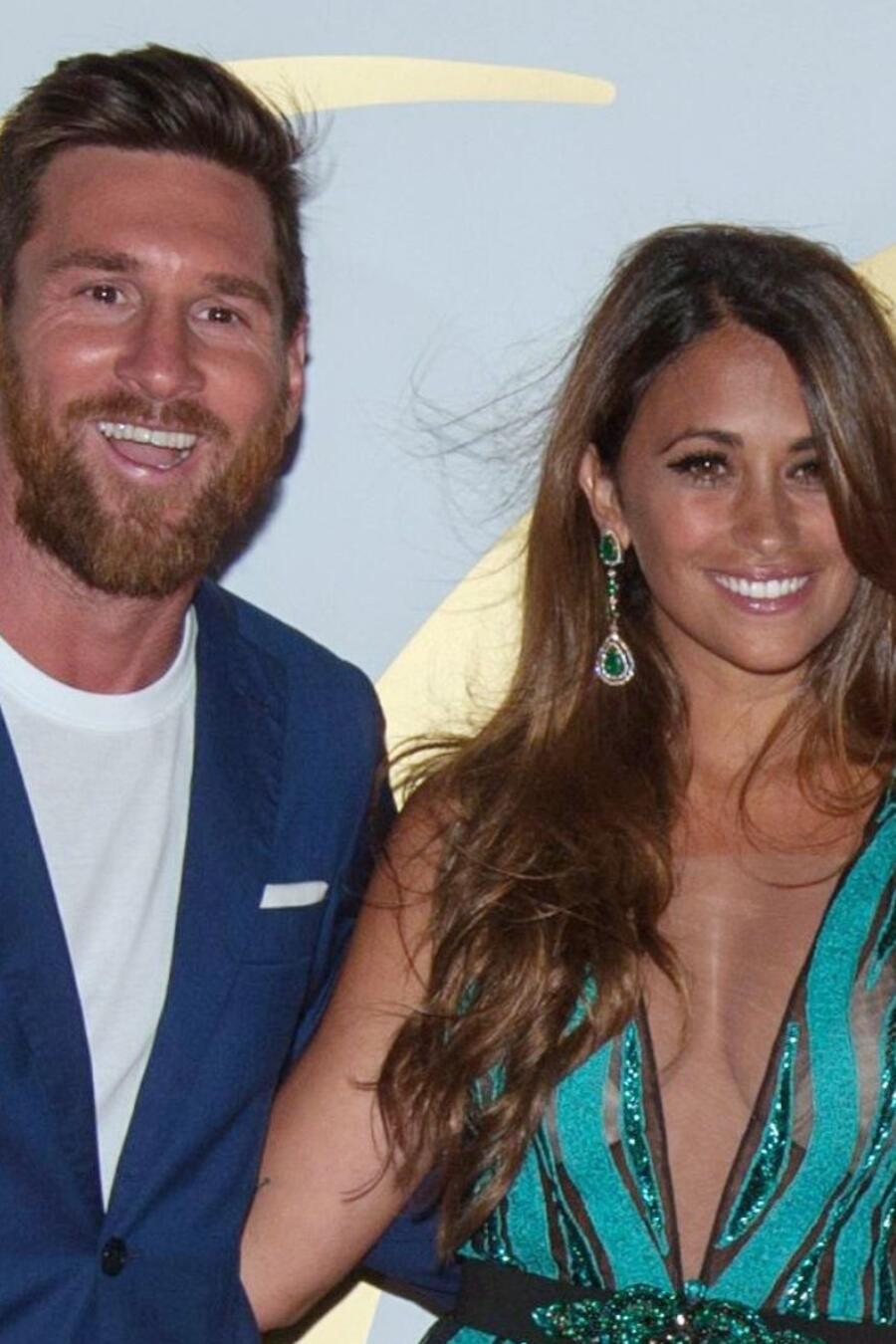 Leo Messi y Antonella Rocuzzo asisten a la fiesta de bodas de Cesc Fabregas y Daniella Semaan el 24 de julio de 2018 en Ibiza, España.