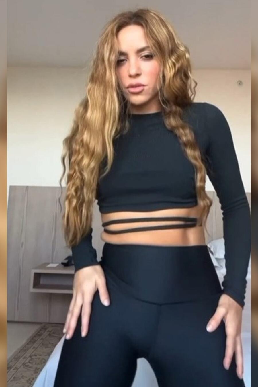 Shakira comparte baile sensual en ajustados leggings y top negro