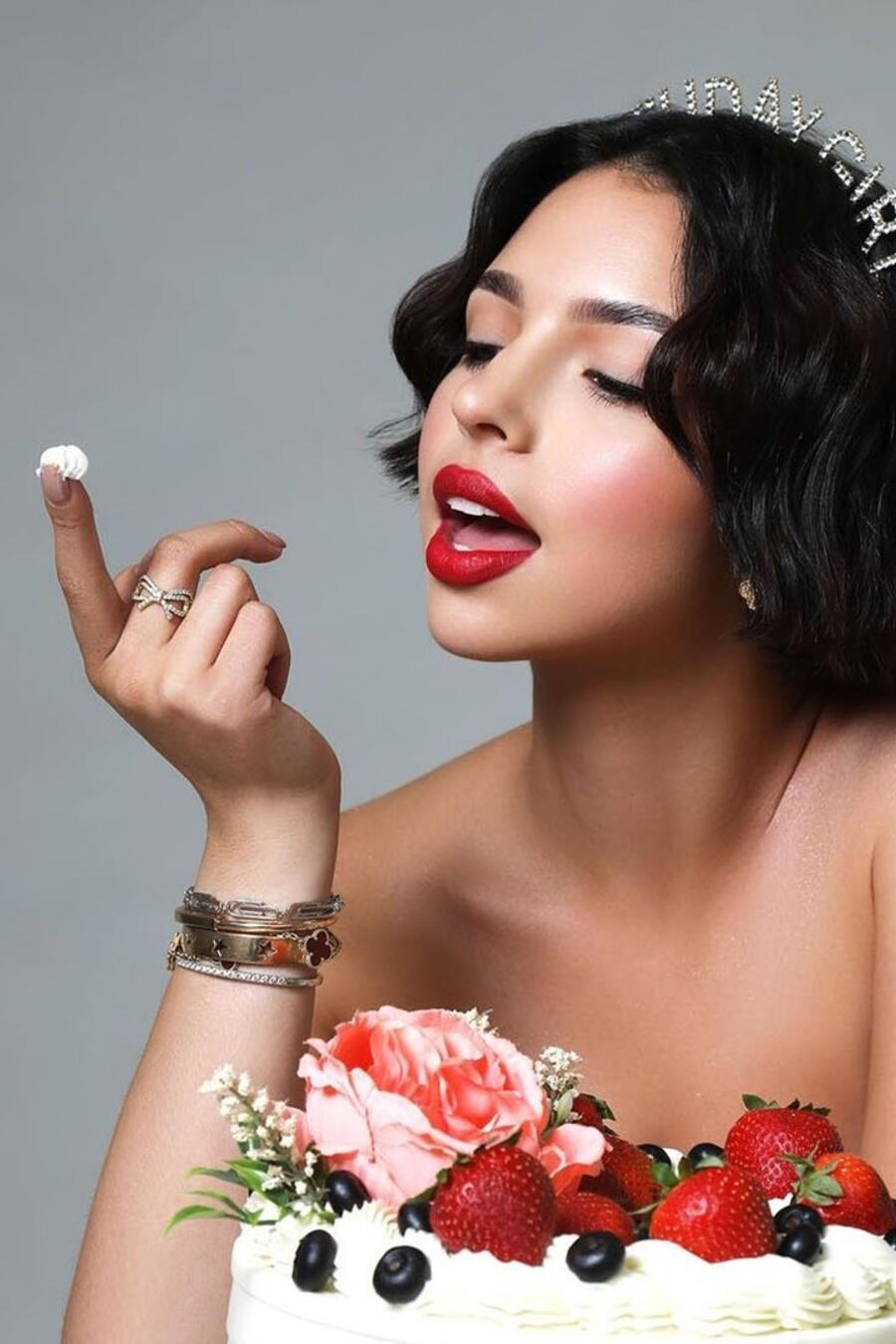 Ángela Aguilar celebró su cumpleaños 20 con fotos seductoras chupándose el dedo.