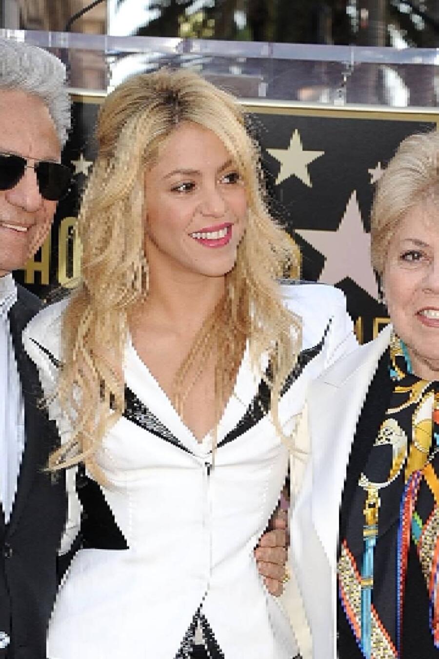 La cantante Shakira con sus padres en un evento público. 