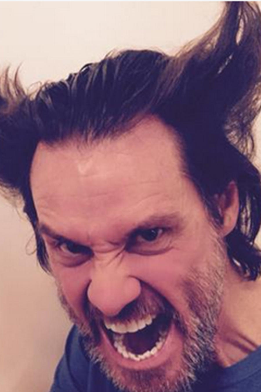 Jim Carrey, el actor de “Ace Ventura” compartió una foto en su cuenta oficial de Twitter imitando al personaje de Hugh Jackman en “Wolverine”.