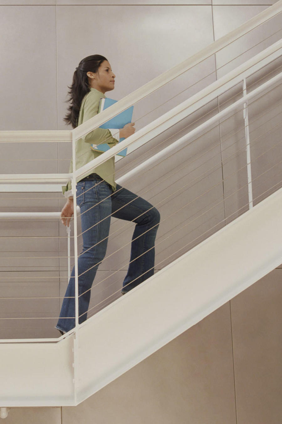 Mujer subiendo las escaleras