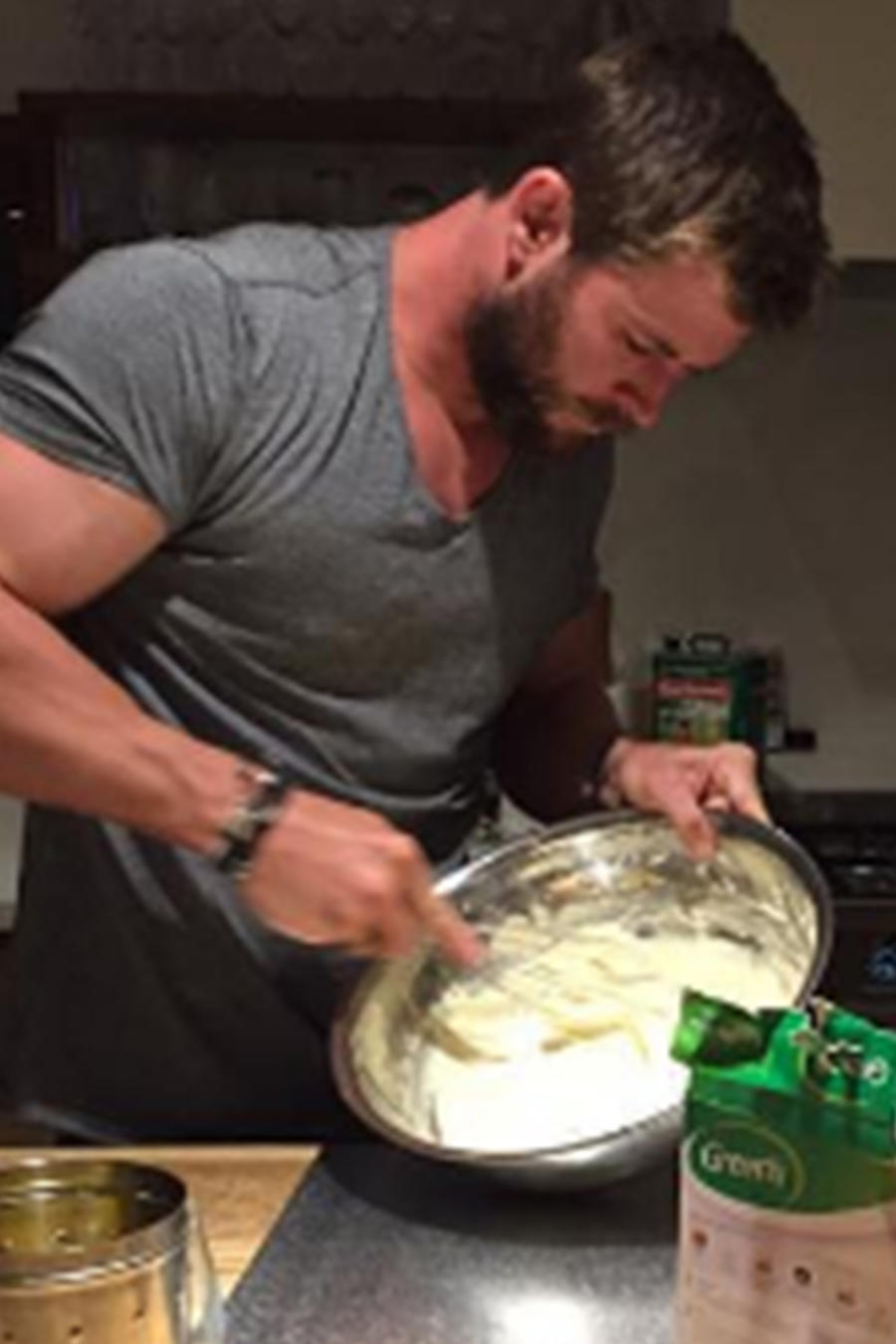  Chris Hemsworth preparó el pastel de cumpleaños de su hija India.