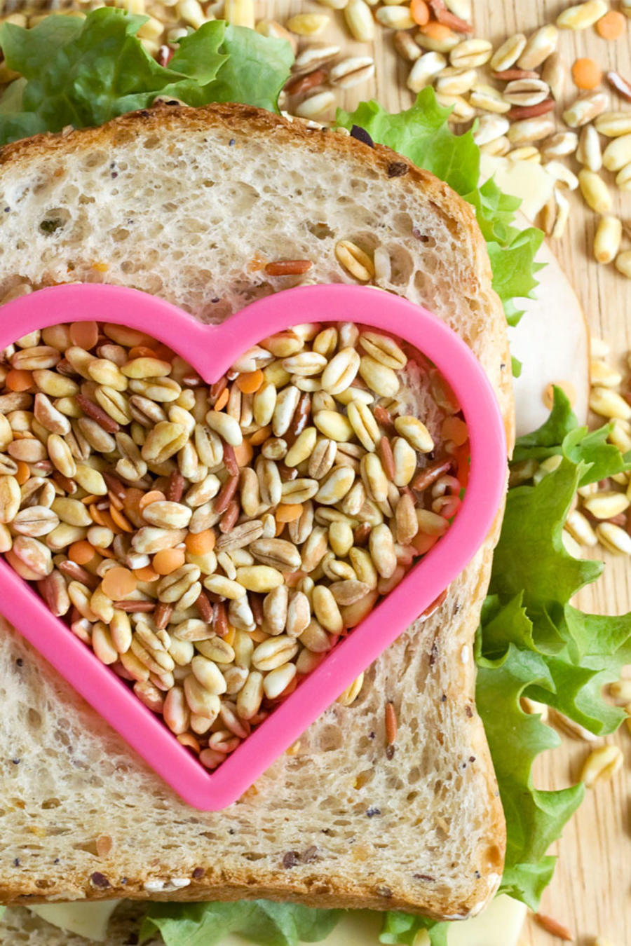 Sándwich de pan integral con semillas y corazón