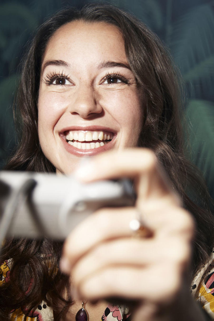 Mujer joven jugando videojuegos 