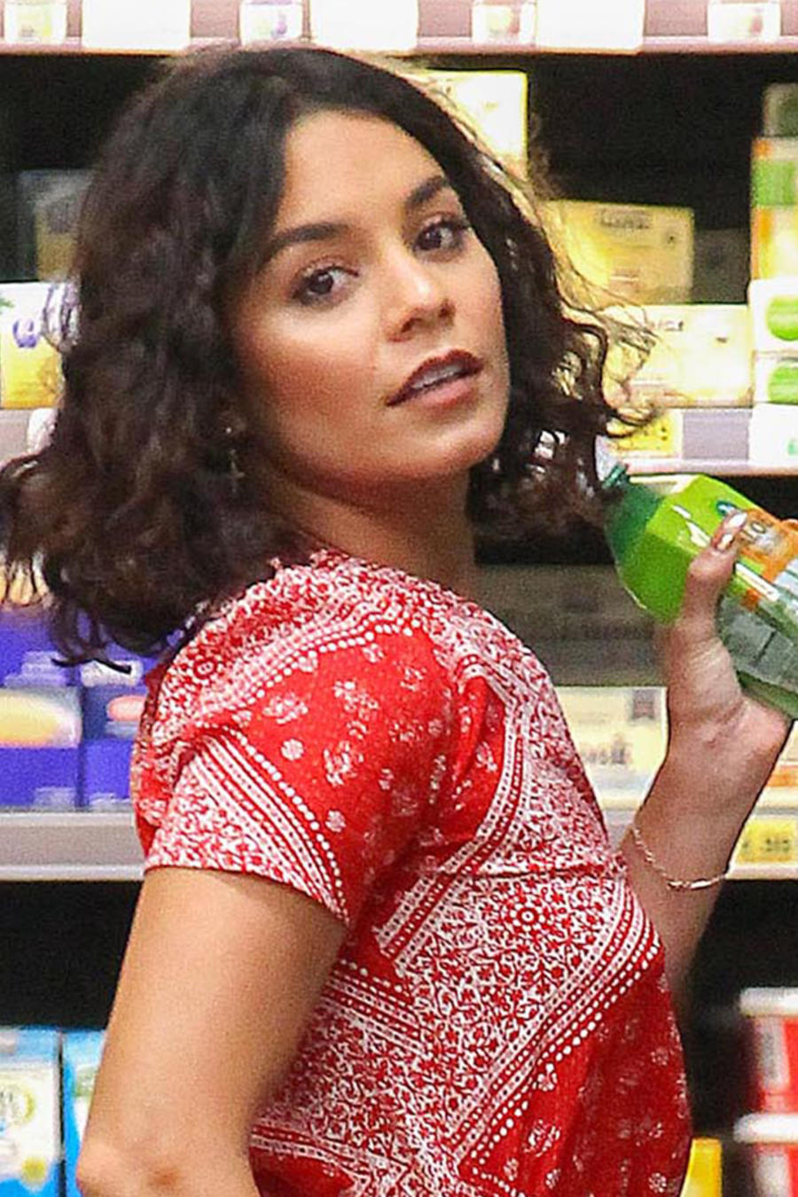 A Vanessa Hudgens la traiciona su vestido en el supermercado