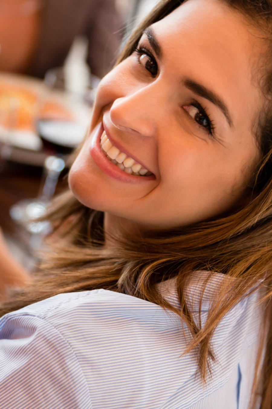 Mujer sonriendo mientras cena saludable