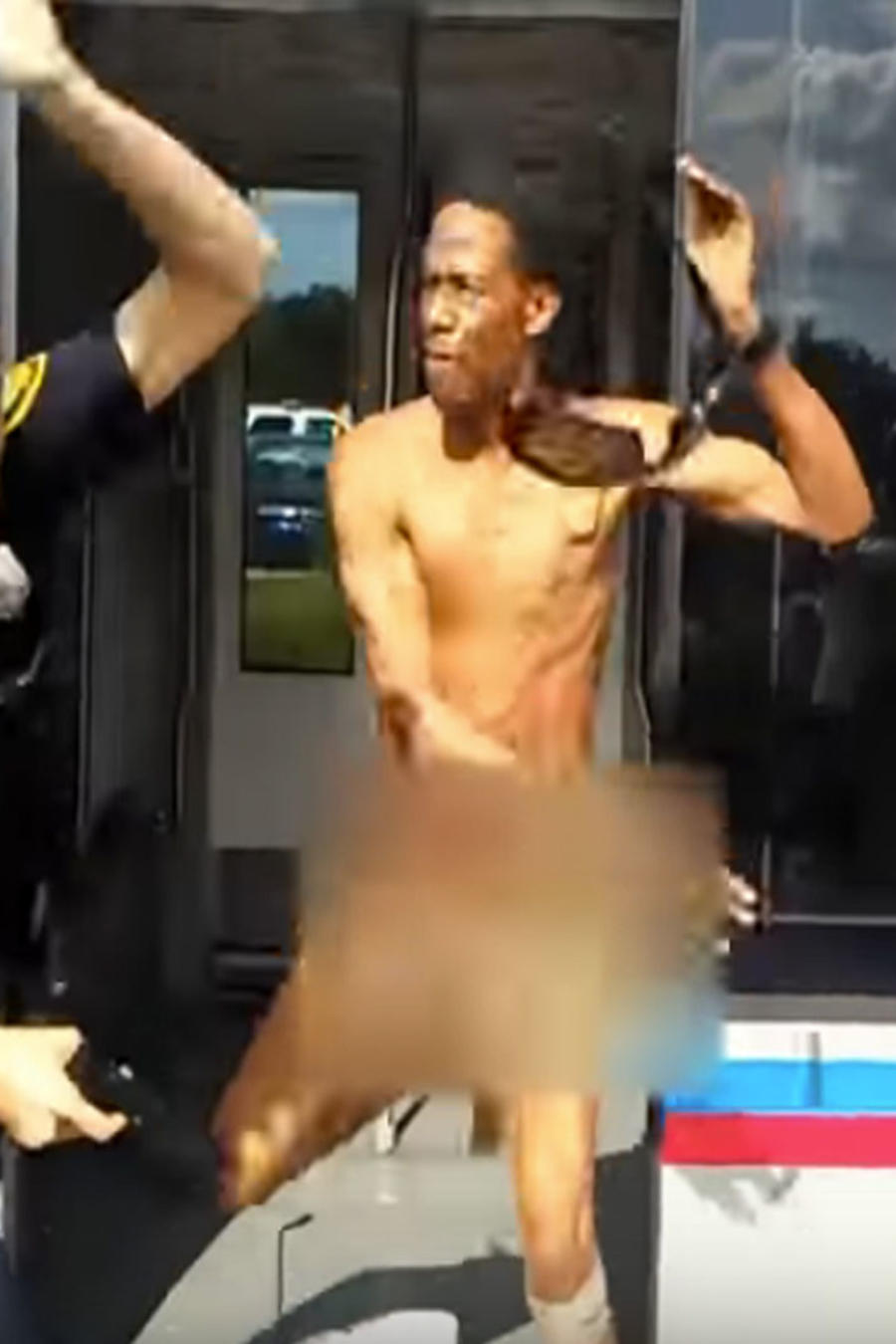 Un hombre completamente desnudo se enfrenta con un policía (VIDEO) 