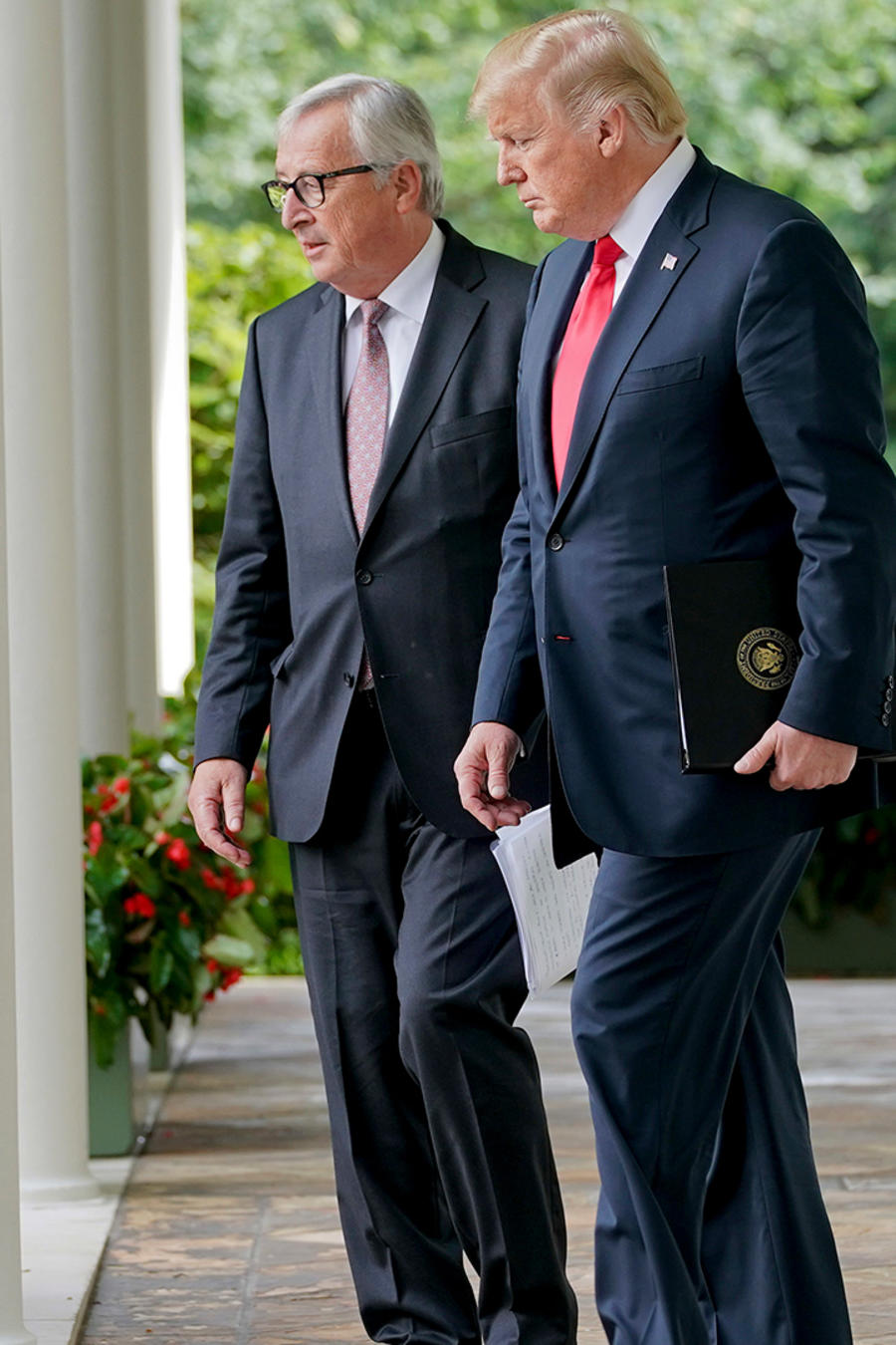 El presidente Trump y el presidente de la Comisión Europea, Jean-Claude Juncker, salen dew la Casa Blanca el 25 de julio de 2018