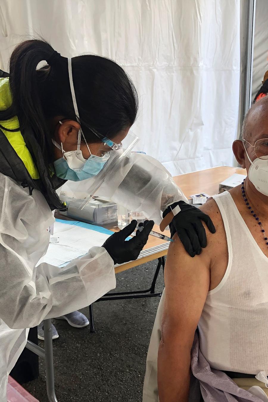 Victor Villegas, de 78 años, recibió la vacuna del COVID-19 en un centro de vacunación del distrito de Mission en San Francisco, el 8 de febrero del 2021.
