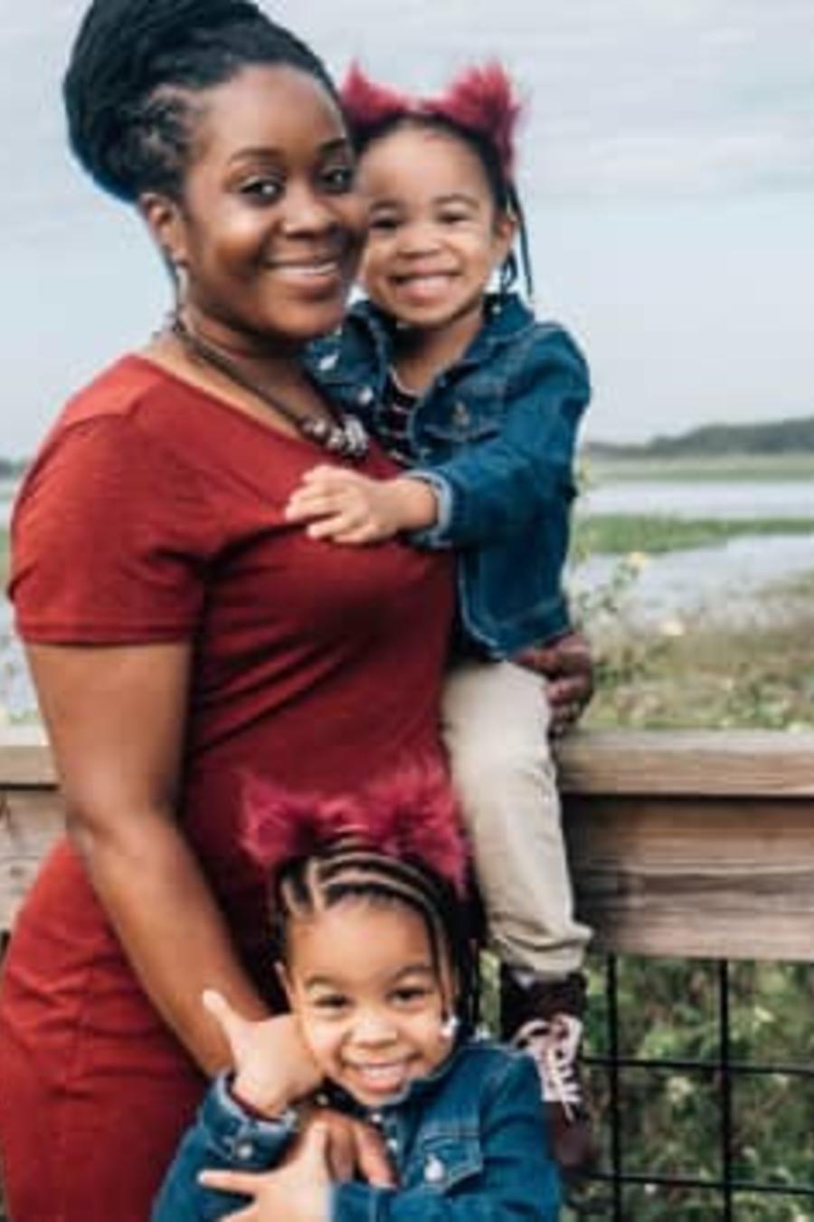 Laurynn Vaughn, de 37 años, y a sus dos hijas, de 4 y 5 años