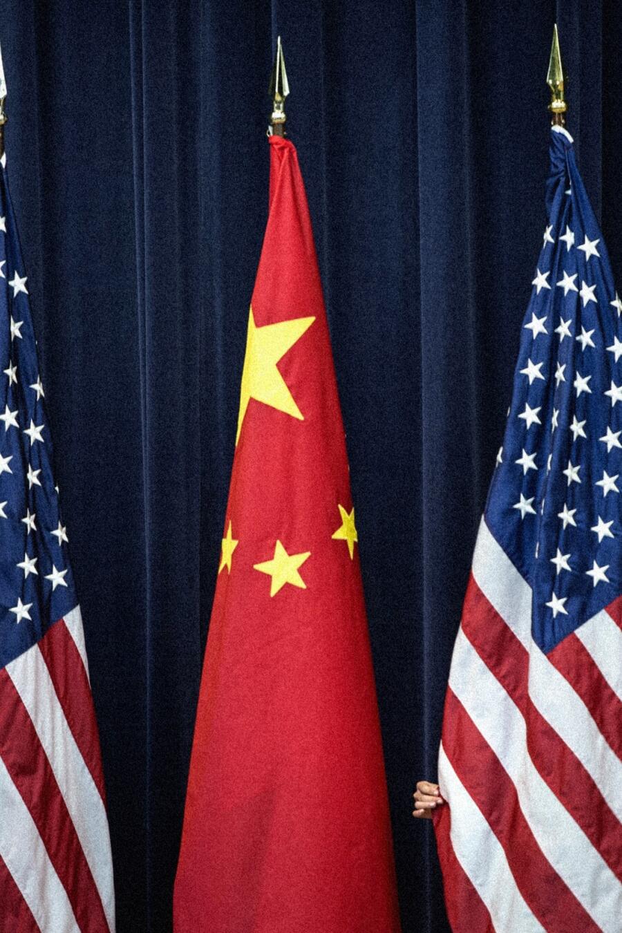 Un funcionario arreglaba una bandera estadounidense antes de una reunión del Diálogo Estratégico y Económico de Estados Unidos y China, en Washington, en 2013.