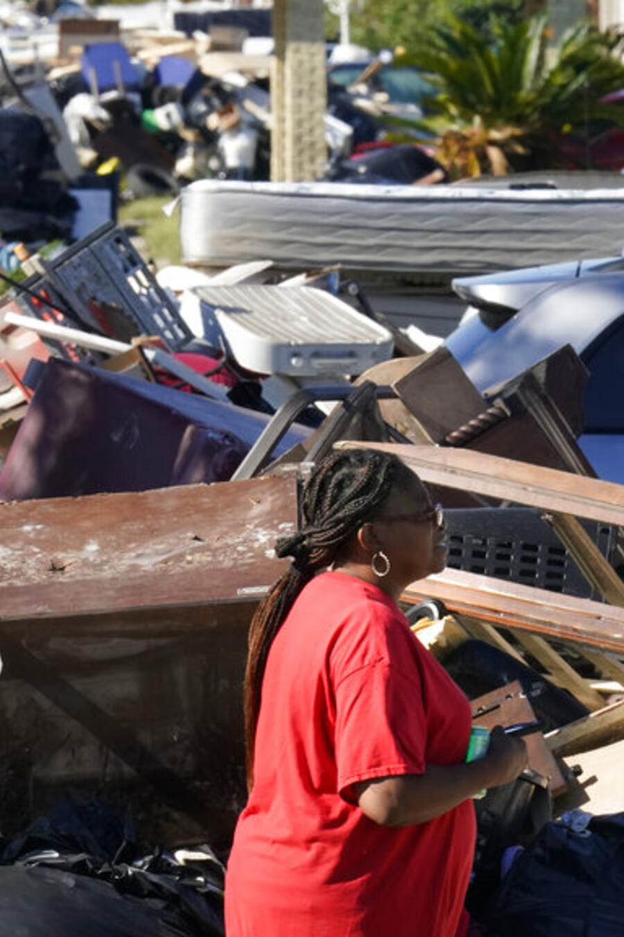 Sheryl Campbell caminaba entre los escombros de su casa en LaPlace, Luisiana, el 10 de septiembre de 2021.