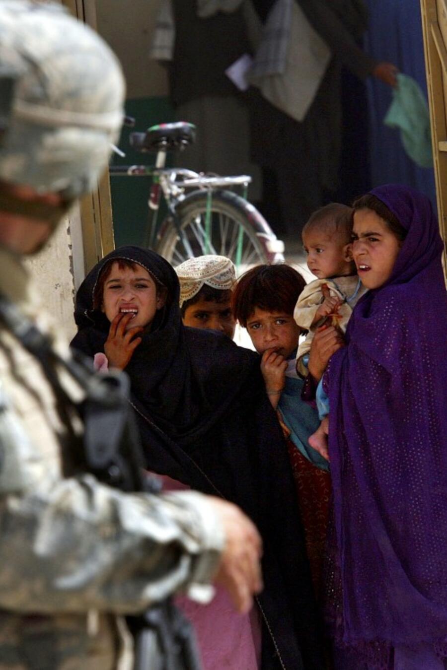 Un soldado estadounidense pasaba frente a un grupo de niños en la frontera de Afganistán y Pakistán, en Spin Boldak, Afganistán.