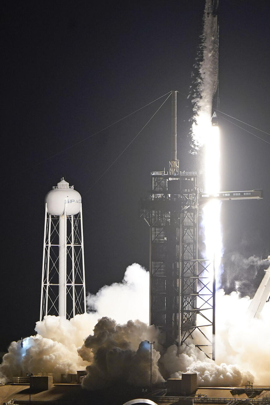 Un cohete Falcon 9 de SpaceX despega con cuatro personas particulares desde el Centro Espacial Kennedy en Cabo Cañaveral, Florida, el miércoles 15 de septiembre de 2021. 