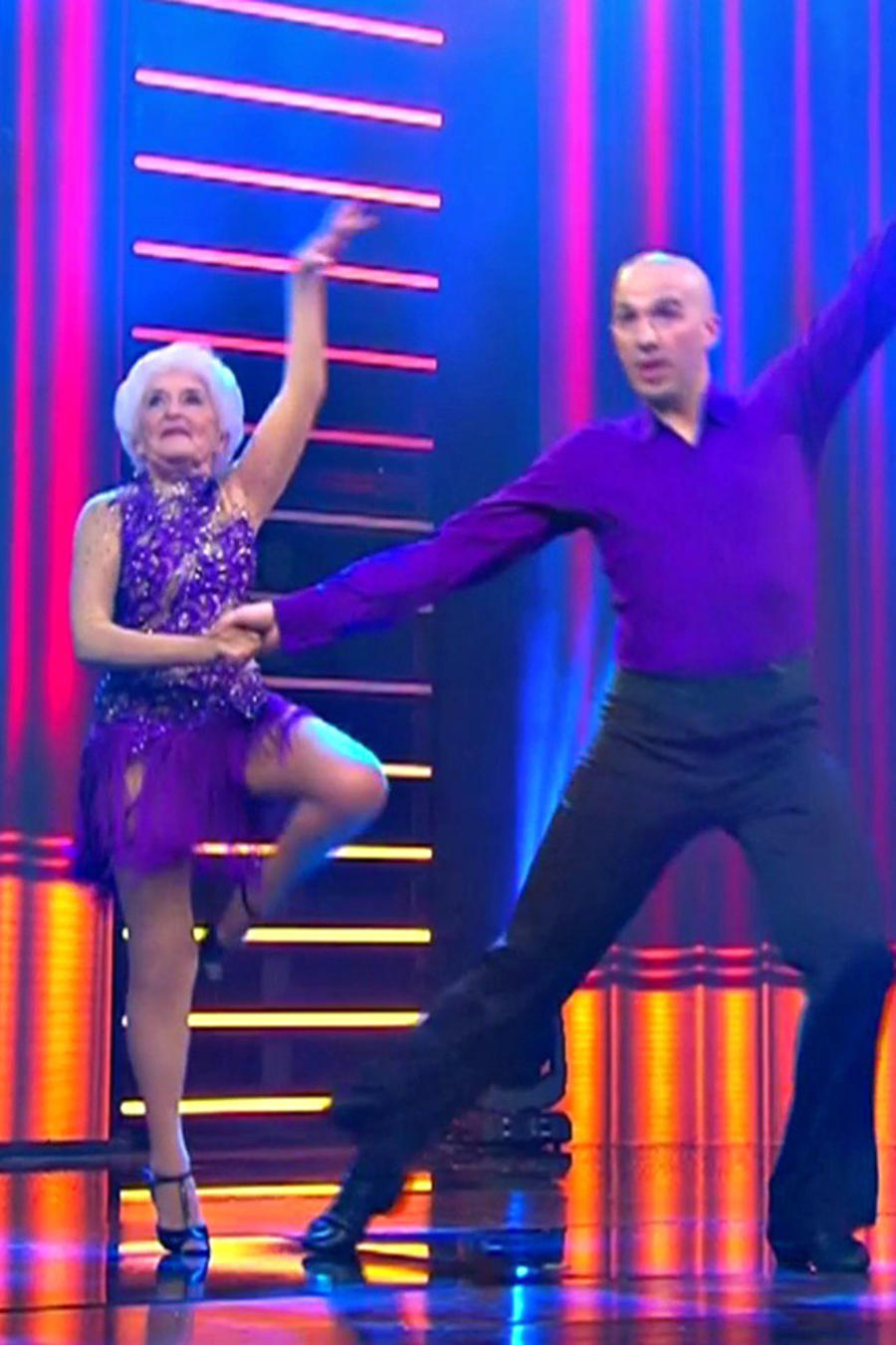 Paddy Jones una bailarina acróbata de salsa muestra sus pasos en ¡Qué Noche! 