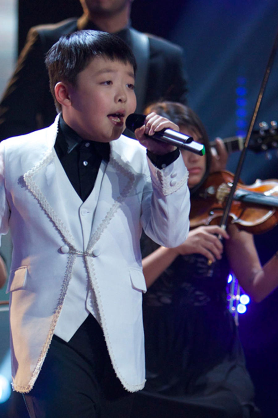 Jeffrey Li cantando en Siempre Niños