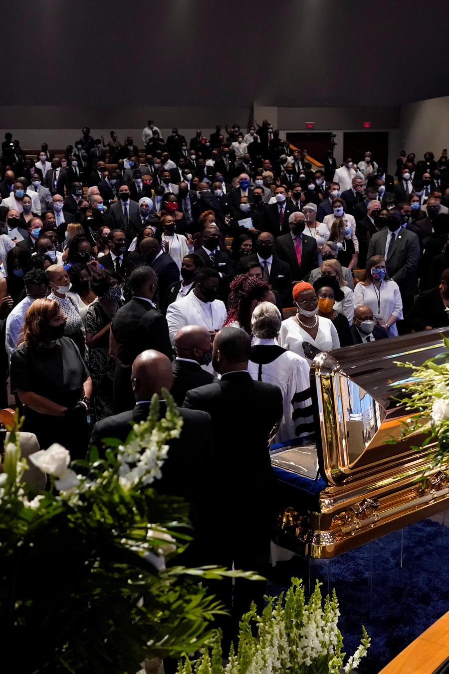Los miembros de la familia de George Floyd se detienen en el ataúd durante un funeral para Floyd en la iglesia The Fountain of Praise 