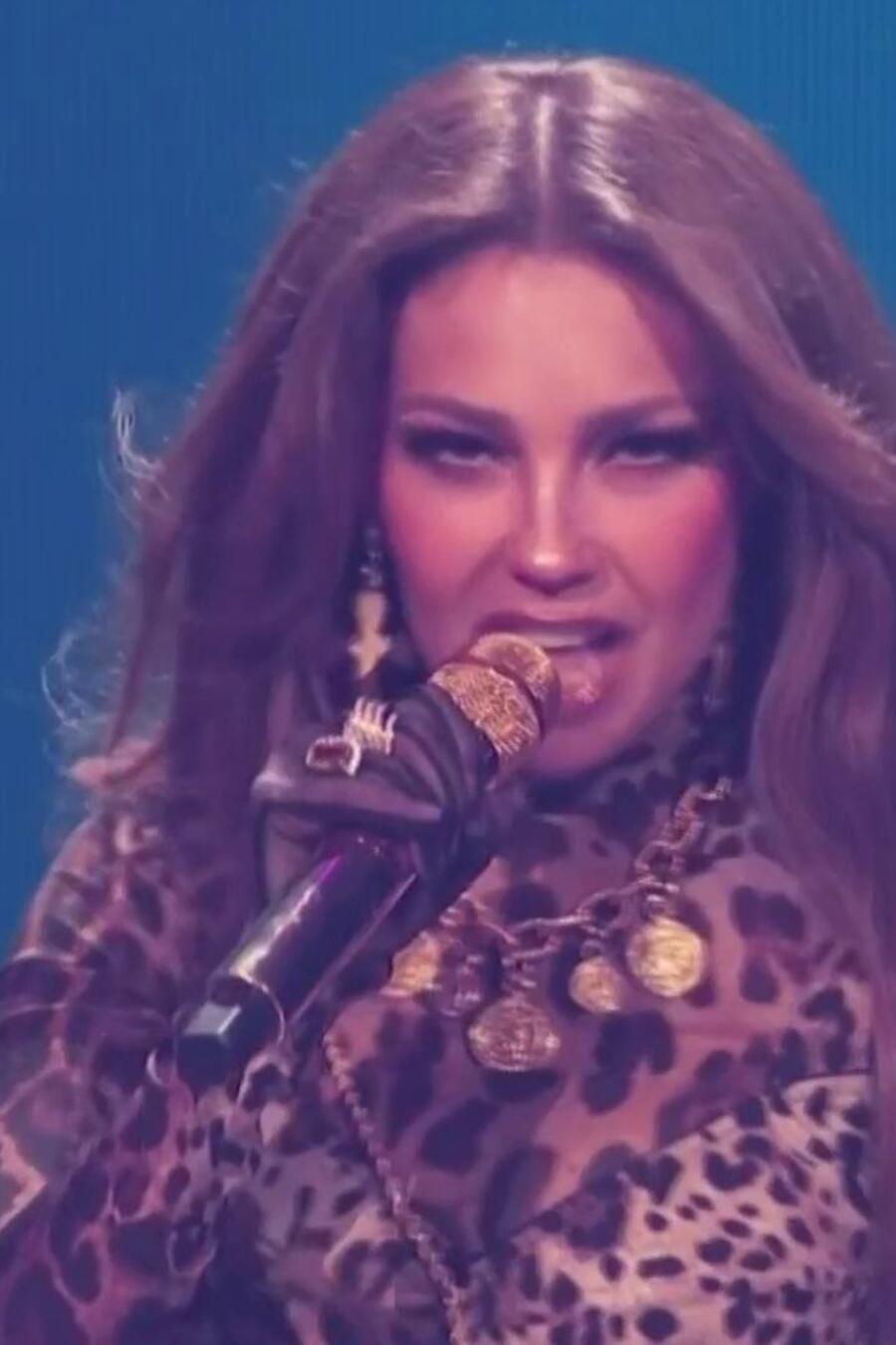 Thalía se apodera del escenario y canta sus éxitos