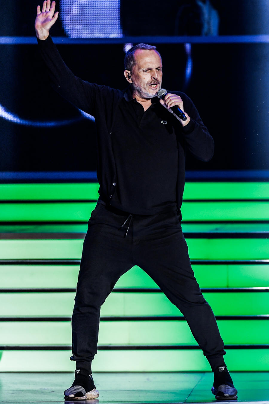 Miguel Bosé en el escenario ensayos Premios Tu Mundo 2017