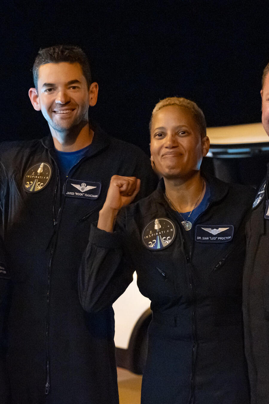 Cuatro turistas espaciales a bordo de la cápsula SpaceX.