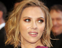 Durante los Oscars del 2011, Johansson ten&iacute;a una mirada sensual acentuada con sombras rojas y doradas.