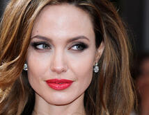 En el 2012, Angelina Jolie llev&oacute; los labios rojos y una mirada de gata.