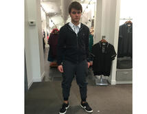Adrián, el hijo de María Celeste, muestra un estilo disponible en tiendas Penguin.