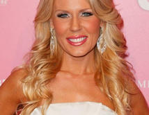 Gretchen Rossi as Debralee Anderson (Guest character).
Twitter @GretchenRossi