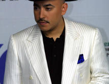 ¿Lupillo Rivera con traje blanco y sombrero? 