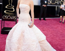 Jennifer Lawrence en la alfombra roja de los Oscar
 