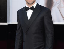 Chris Pineen la alfombra roja de los Oscar 