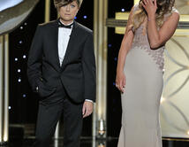 Al momento de elegir a 'Mr. Golden Globe', apareció Amy Poehler (haciendo de hijo de Tina Fey) con una peluca de hombre.