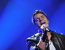 La voz de la música pop Luis Fonsi, que durante el mes de febrero lanzó "Corazón en la Maleta".
 