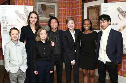 Angelina Jolie llama a sus seis hijos sus “amigos cercanos”