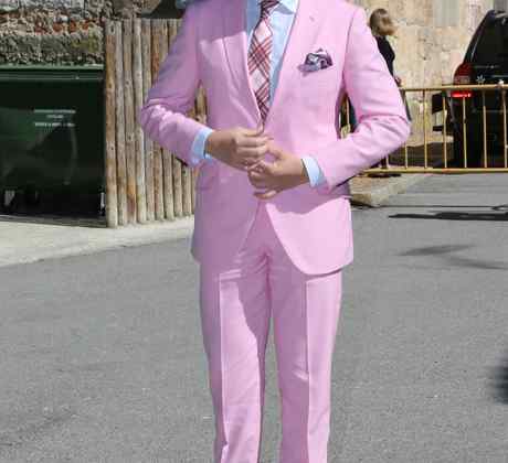 Boris Izaguirre vestido de rosado para boda en Las Vegas