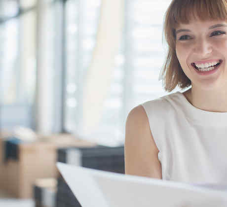 Mujer joven sonriendo en la oficina