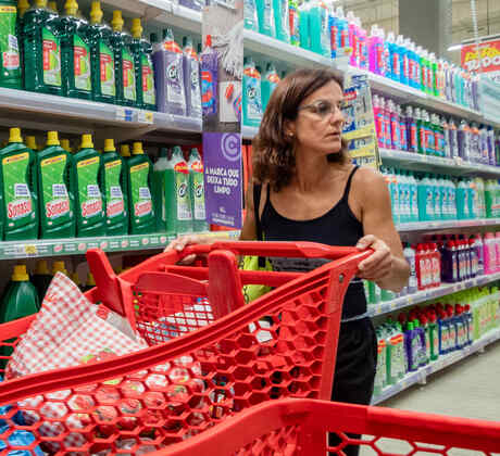 Mujer comprando desinfectante