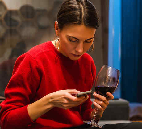 Mujer tomando vino