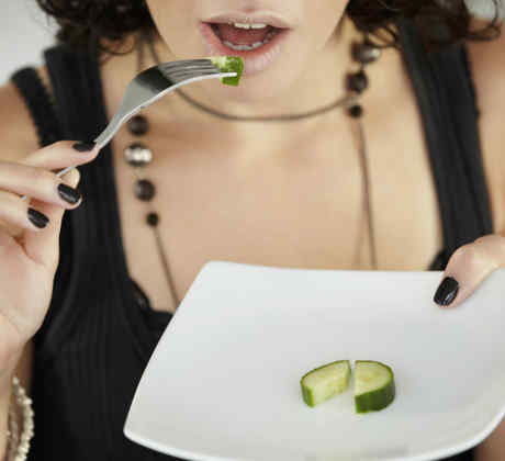 Mujer comiendo pepino