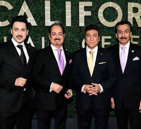  Los Tigres del Norte en el Museo de California en Sacramento, California en 2013 / Peso Pluma en los Latin American Music Awards 2023 en Las Vegas, Nevada.