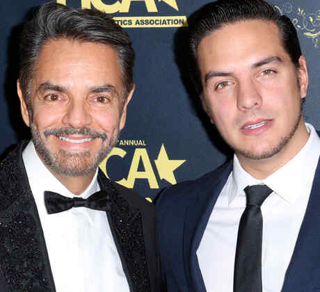 Eugenio y Vadhir Derbez en los premios HCA Film Awards 2023 en Beverly Hills, California.
