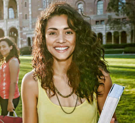 Joven mujer latina en la universidad