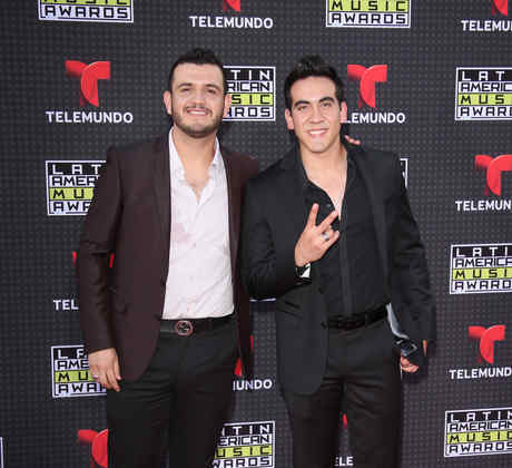 Eden Munoz y Armando Ramos de Calibre 50 en los Latin AMAs 2015.
