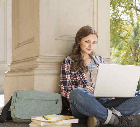 Estudiante universitaria con laptop