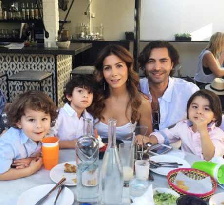 Patricia Manterola junto a su esposo y tres hijos